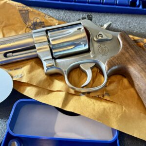 Smith & Wesson Mountain Gun .357 Magnum 14040 4" Stainless S&W 686 7-Shot